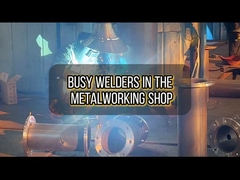 Một cửa hàng công nghiệp kim loại bận rộn